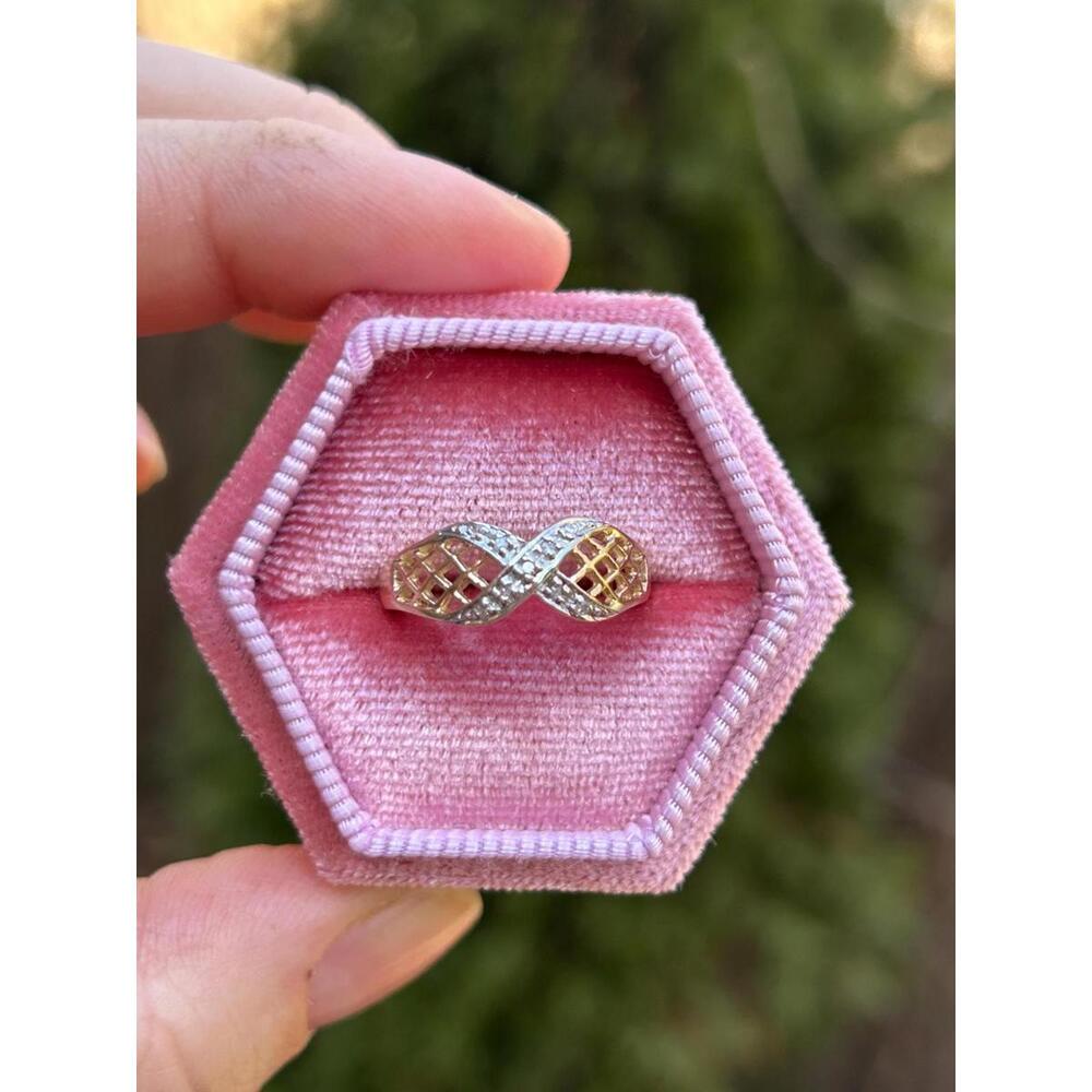 14k Solid Yellow Gold ring size 5.5 criss - cross  diamonds - Estate